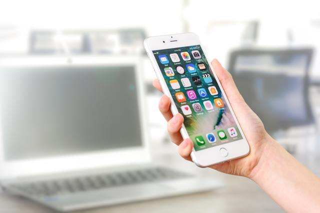 Person holding silver iphone 7 887751